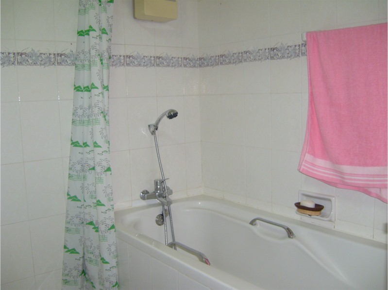 RP R 2107B Bath 1.1 W800.jpg (70704 bytes)